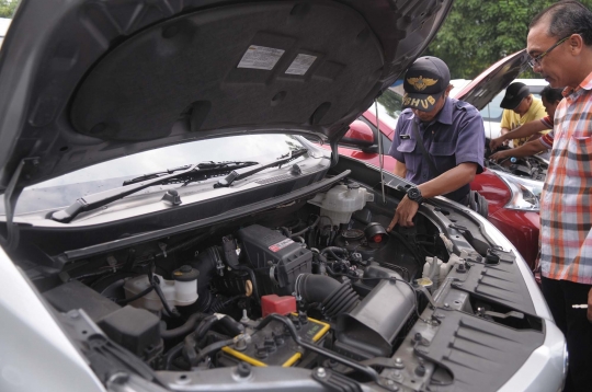 Ratusan mobil transportasi berbasis online jalani uji KIR