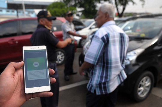 Ratusan mobil transportasi berbasis online jalani uji KIR