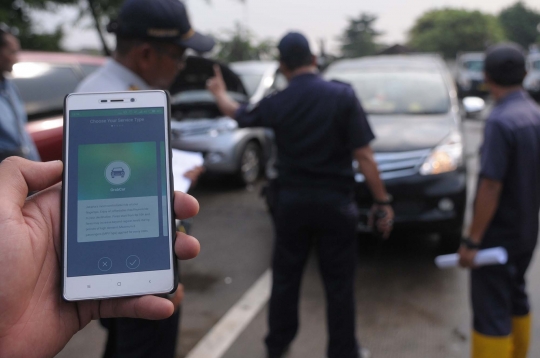 Ratusan mobil transportasi berbasis online jalani uji KIR