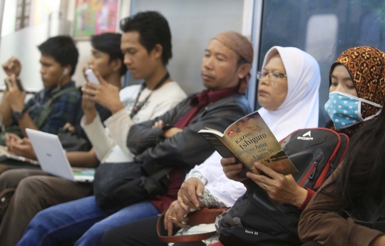 KRL Jabodetabek manjakan penumpangnya dengan buku bacaan gratis