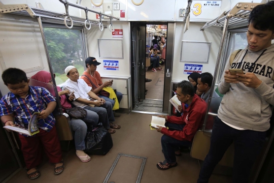 KRL Jabodetabek manjakan penumpangnya dengan buku bacaan gratis