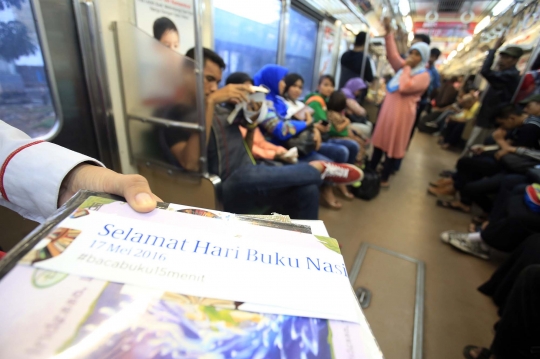 KRL Jabodetabek manjakan penumpangnya dengan buku bacaan gratis