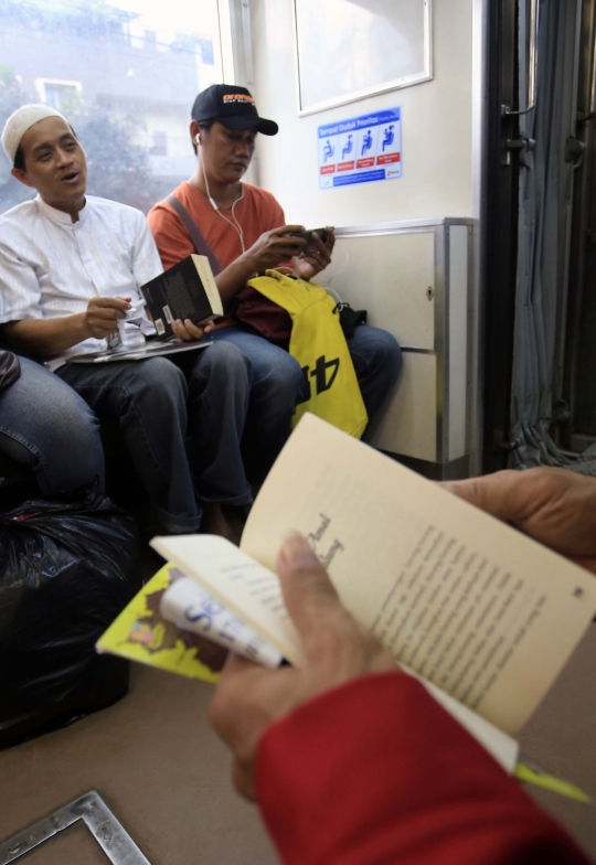 KRL Jabodetabek manjakan penumpangnya dengan buku bacaan gratis