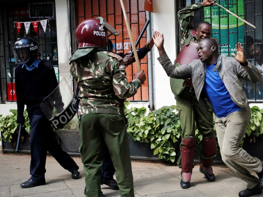 Keberingasan kepolisian Kenya hajar demonstran tanpa ampun