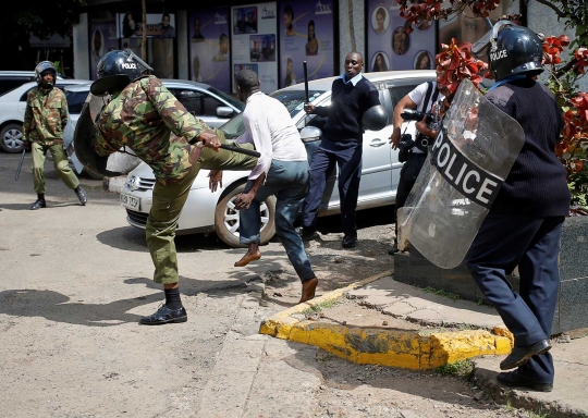 Keberingasan kepolisian Kenya hajar demonstran tanpa ampun