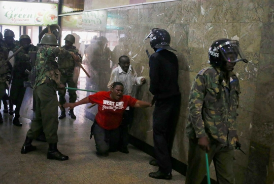 Keberingasan kepolisian Kenya hajar demonstran tanpa ampun