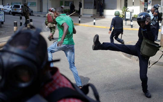 Keberingasan kepolisian Kenya hajar demonstran tanpa ampun