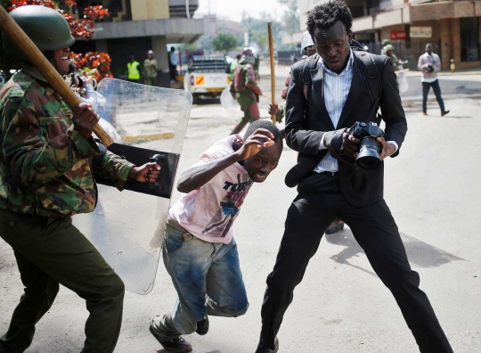 Keberingasan kepolisian Kenya hajar demonstran tanpa ampun