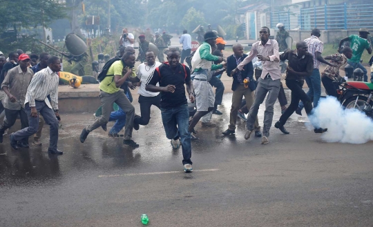 Keberingasan kepolisian Kenya hajar demonstran tanpa ampun