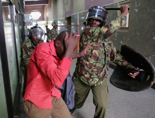 Keberingasan kepolisian Kenya hajar demonstran tanpa ampun