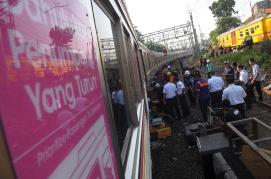 Begini penampakan KRL anjlok di jalur Manggarai-Sudirman