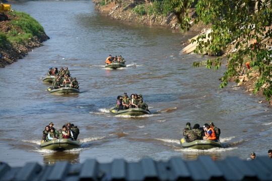 Gaya Ahok berompi loreng susuri Ciliwung