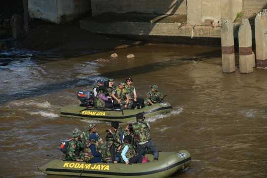 Gaya Ahok berompi loreng susuri Ciliwung