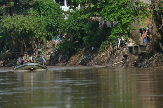 Gaya Ahok berompi loreng susuri Ciliwung