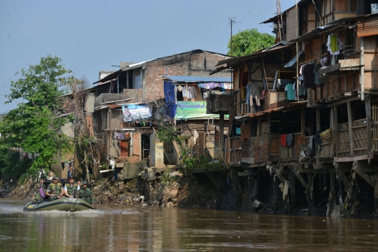 Gaya Ahok berompi loreng susuri Ciliwung