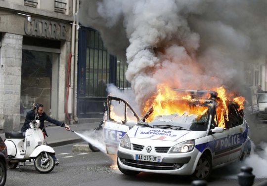Buruh bakar mobil polisi saat demo di Paris