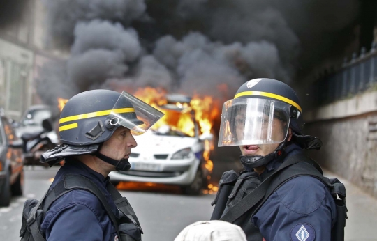 Buruh bakar mobil polisi saat demo di Paris