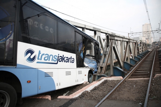 Tertabrak kereta, Transjakarta nyaris terjun ke kali