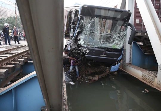 Tertabrak kereta, Transjakarta nyaris terjun ke kali