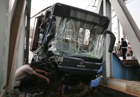 Tertabrak kereta, Transjakarta nyaris terjun ke kali