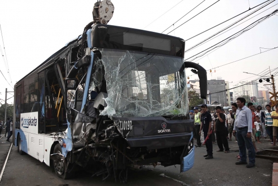 Tertabrak kereta, Transjakarta nyaris terjun ke kali