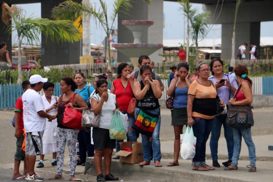 Dahsyatnya gempa Ekuador bikin ratusan warga berhamburan ke jalan