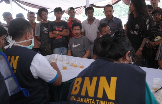 Operasi Pekat, BNN tes urine sopir di Terminal Kampung Rambutan