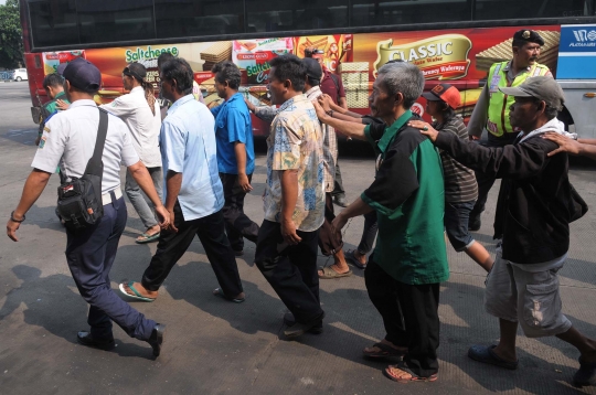 Operasi Pekat, BNN tes urine sopir di Terminal Kampung Rambutan