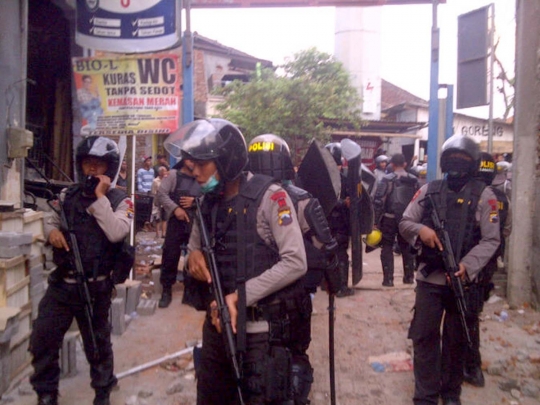 Penggusuran lahan PT KAI di Semarang bak medan perang