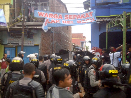 Penggusuran lahan PT KAI di Semarang bak medan perang