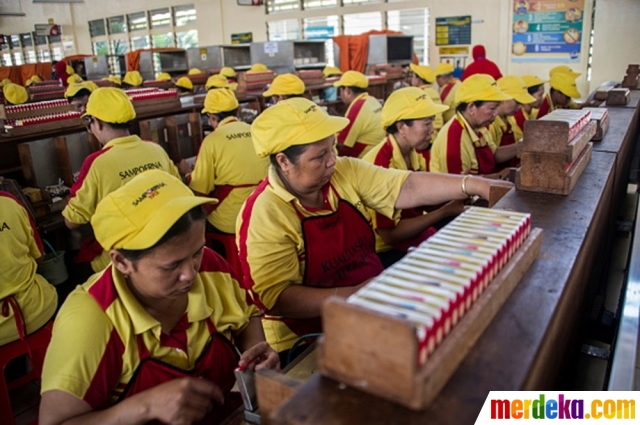 Foto Menengok semangat buruh perempuan di pabrik rokok  