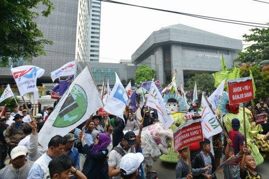 Aksi ondel-ondel dan barongsai ramaikan demo Ahok di depan DPRD