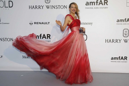 Deretan bintang model seksi meriahkan amfAr Festival Film Cannes