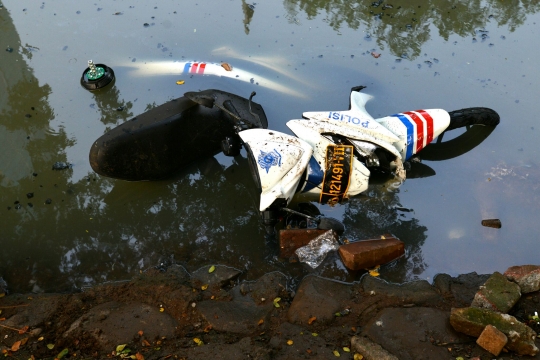 Penampakan motor polisi nyebur ke kali akibat kerusuhan di KPK