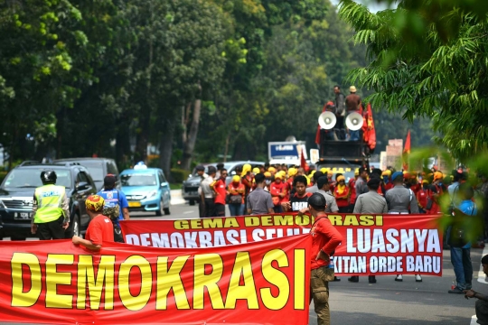 Peringati 18 tahun reformasi, massa geruduk Istana Negara