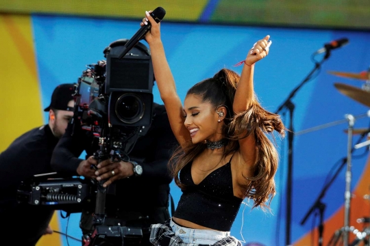 Gaya manis Ariana Grande di panggung New York