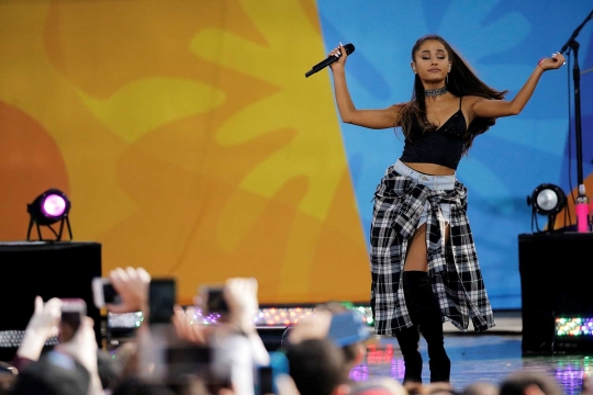 Gaya manis Ariana Grande di panggung New York