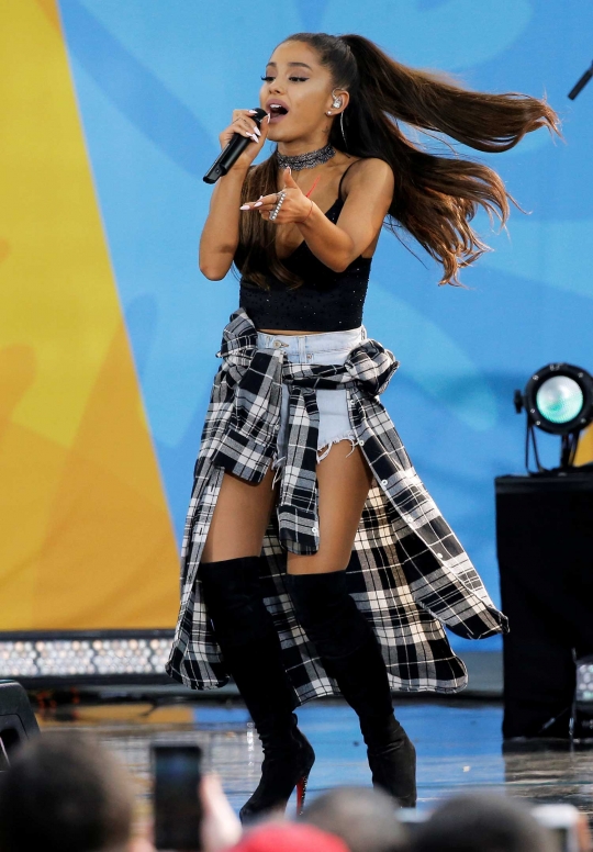 Gaya manis Ariana Grande di panggung New York