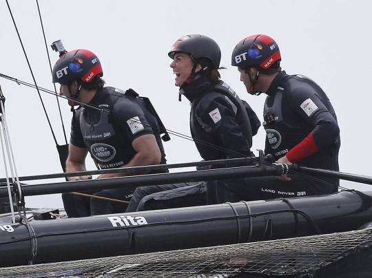 Aksi Kate Middleton unjuk keberanian mengendalikan perahu layar