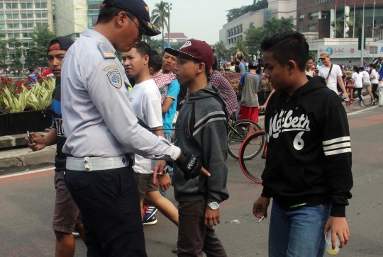 Nekat merokok saat Car Free Day, sejumlah remaja dihukum push up