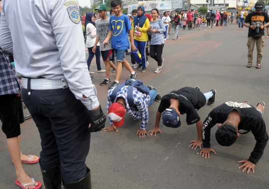 Nekat merokok saat Car Free Day, sejumlah remaja dihukum push up