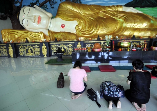 Perayaan Waisak di depan patung Buddha terbesar di Jawa Barat