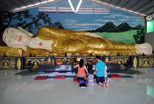 Perayaan Waisak di depan patung Buddha terbesar di Jawa Barat