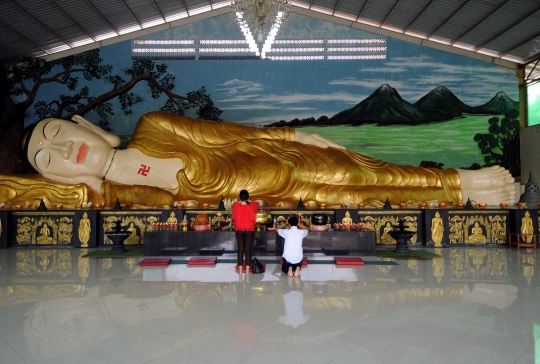 Perayaan Waisak di depan patung Buddha terbesar di Jawa Barat