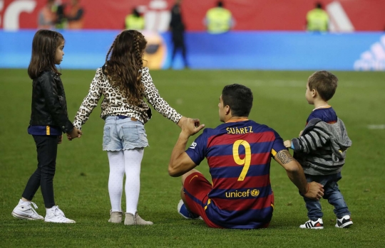 Kemesraan Luis Suarez dan buah hati saat rayakan juara Copa del Rey