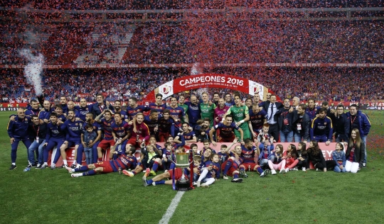 Kemesraan Luis Suarez dan buah hati saat rayakan juara Copa del Rey
