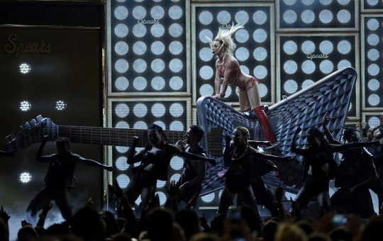 Seksinya pose-pose Britney Spears di panggung Billboard Awards