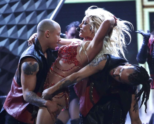 Seksinya pose-pose Britney Spears di panggung Billboard Awards