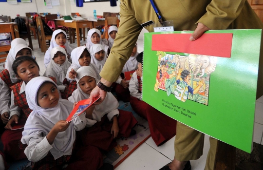 Keceriaan murid SD di Banten terima buku bantuan