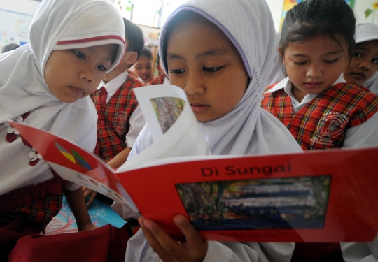 Keceriaan murid SD di Banten terima buku bantuan